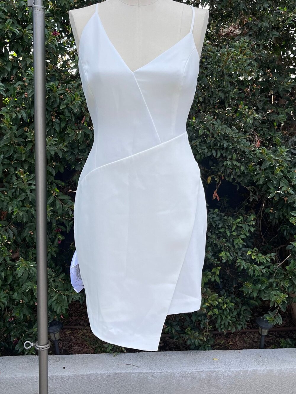 NWT BCBGMAXAZRIA White Asymmetrical Cocktail Dress Size 6 MSRP $268